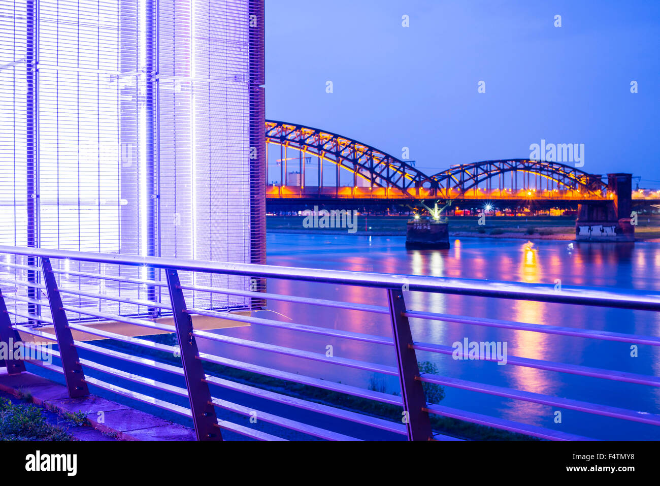 Abend, Sonnenuntergang, Dämmerung, Lichter, Illluminated, Brücke, Deutschland, Entwässerung, Europa, Hochwasserpumpwerk, Köln, leuchtende Wirkung Stockfoto