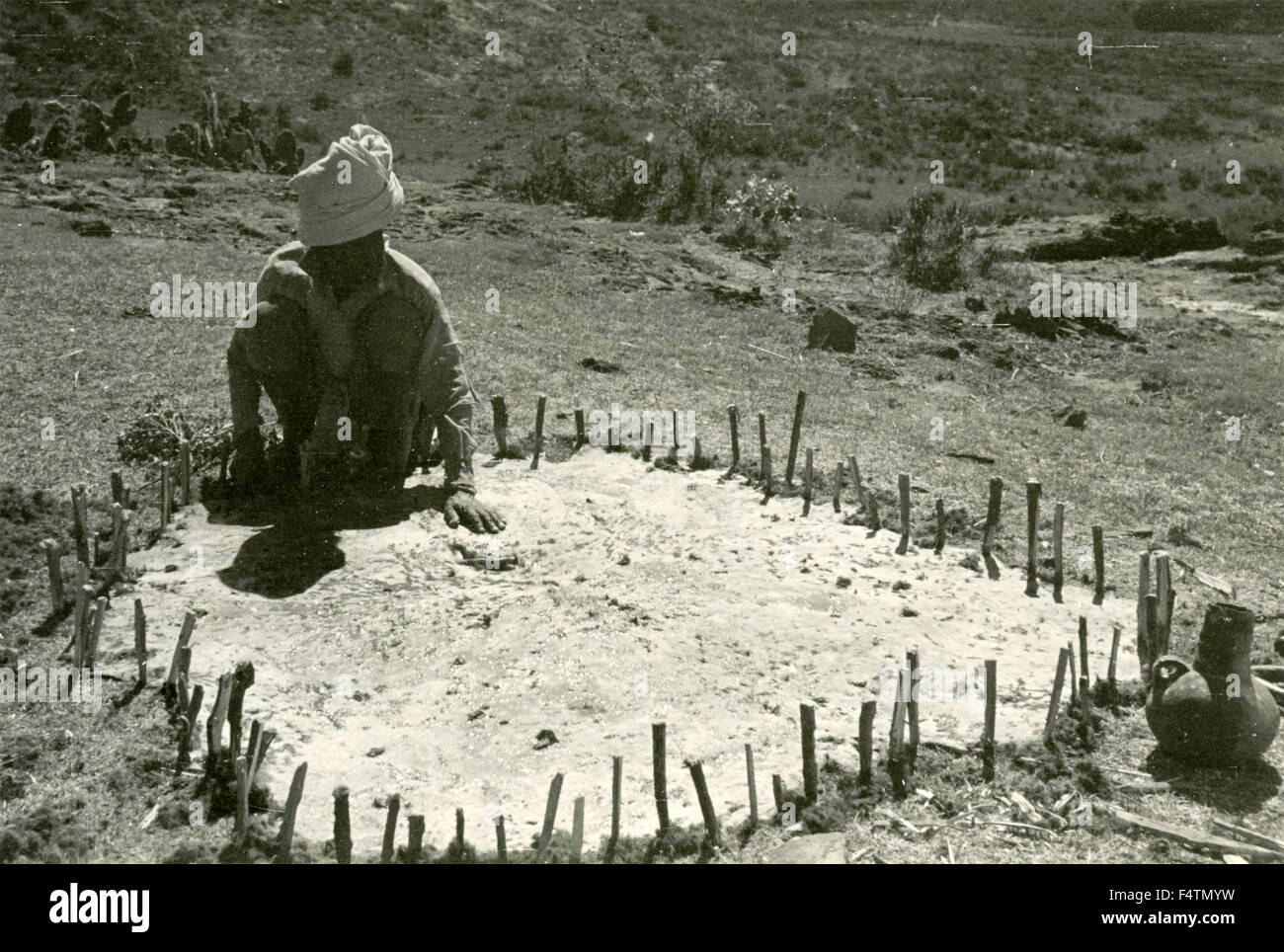 Einem nordafrikanischen Gerber bereitet den Boden Stockfoto