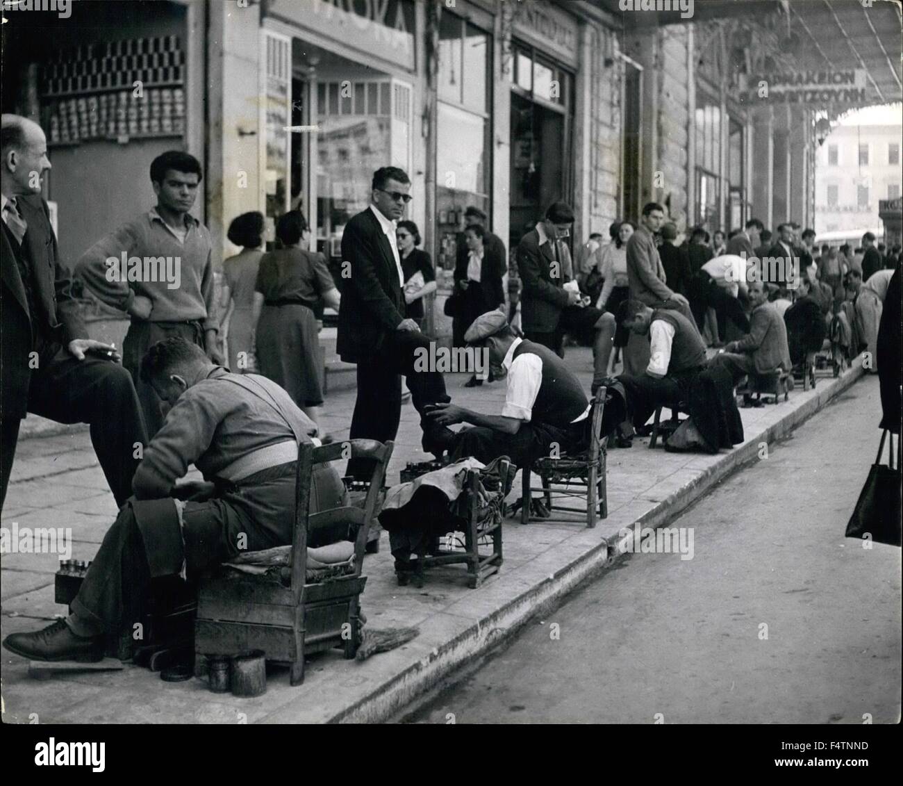 1963 - Shoeshine Zeile in Athen eine lange Reihe von Shoeshines, die viel Fett Ellenbogen und sehr wenig Polnisch auf Ihre Schuhe für einen Schilling. © Keystone Bilder USA/ZUMAPRESS.com/Alamy Live-Nachrichten Stockfoto