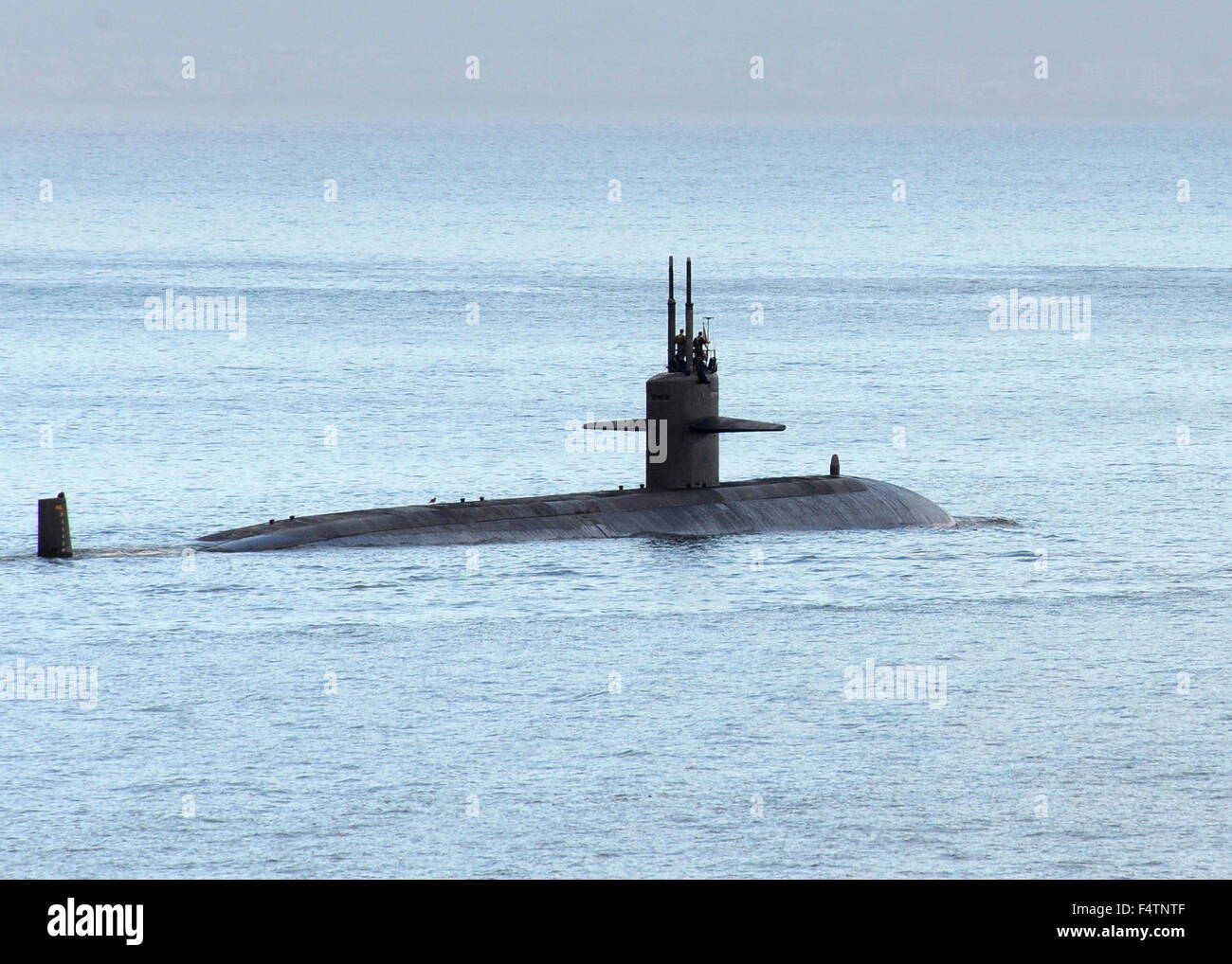 US Navy Los-Angeles-Klasse schnell-Angriff u-Boot USS Albuquerque fährt für den letzten Weg am Naval Base Point Loma 21. Oktober 2015 in San Diego, Kalifornien.  Das u-Boot begann die Reise zum Puget Sound Naval Shipyard zur Stilllegung nach 32 Jahren Dienst. Stockfoto