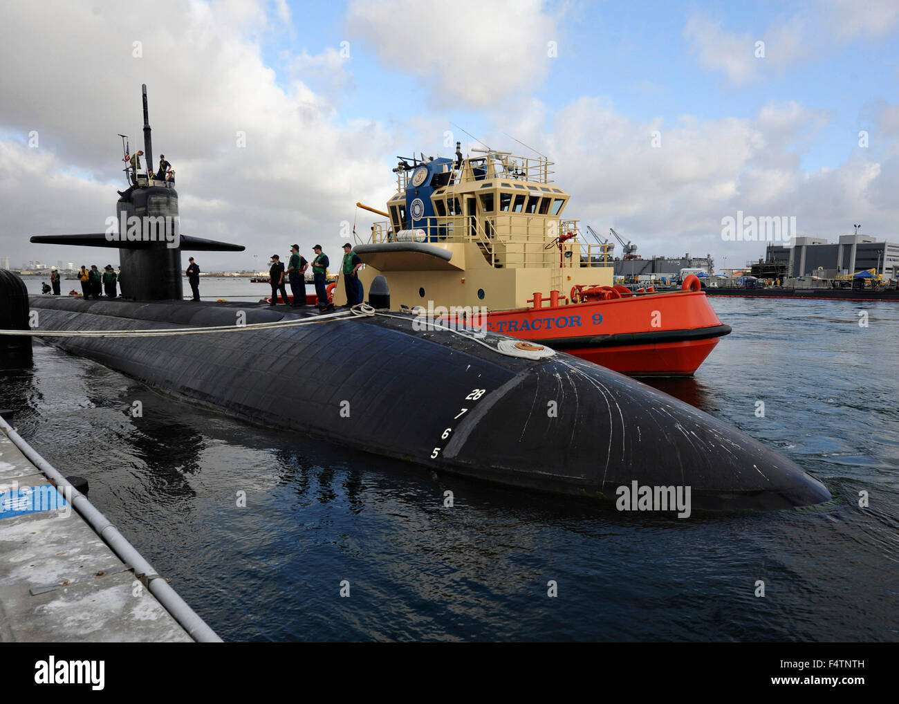 US Navy Los-Angeles-Klasse schnell-Angriff u-Boot USS Albuquerque fährt für den letzten Weg am Naval Base Point Loma 21. Oktober 2015 in San Diego, Kalifornien.  Das u-Boot startet die Reise nach Puget Sound Naval Shipyard zur Stilllegung nach 32 Jahren Dienst. Stockfoto