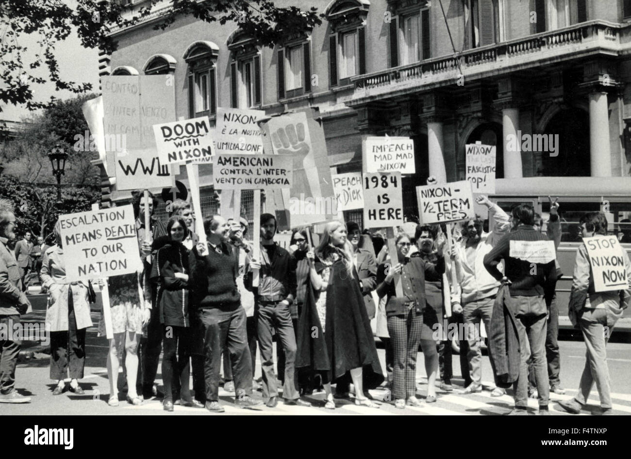 Demonstration gegen Präsident Richard Nixon vor Palazzo Margherita, die US-Botschaft in Rom, Italien Stockfoto