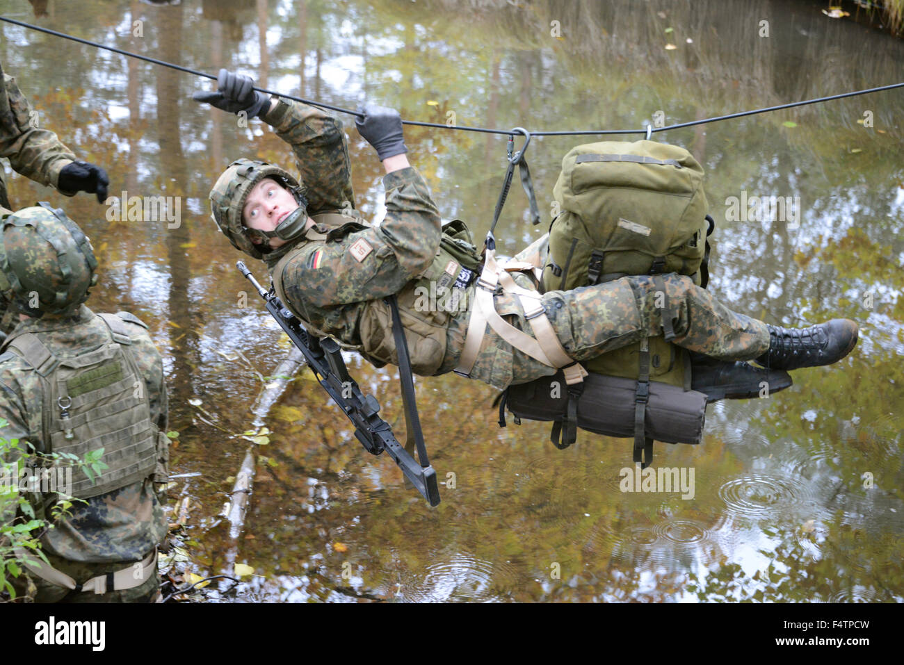 Ein deutscher Soldat führt die Seil Brücke Wasser Übung während der besten Kader Europapokal auf dem Truppenübungsplatz Grafenwöhr 21. Oktober 2015 in Bayern, Deutschland. Stockfoto