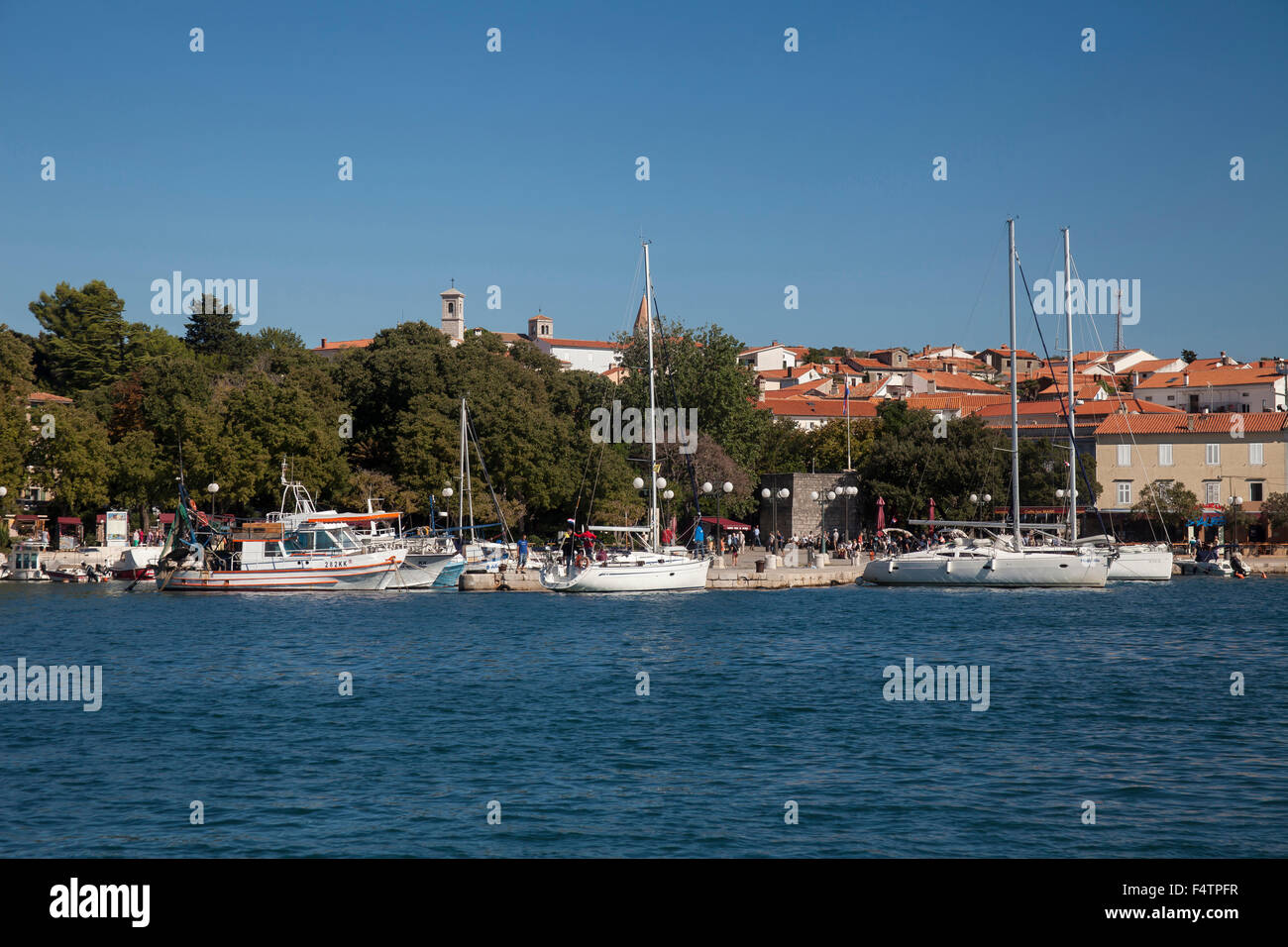 Blick über den Yachthafen der Stadt Krk, Kroatien Stockfoto