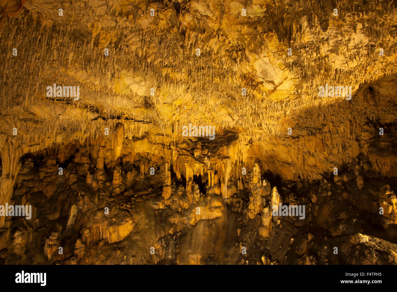 Tropfsteinhöhle in der Nähe von Rudine, Insel Krk, Kroatien, Kvarner-Bucht Stockfoto