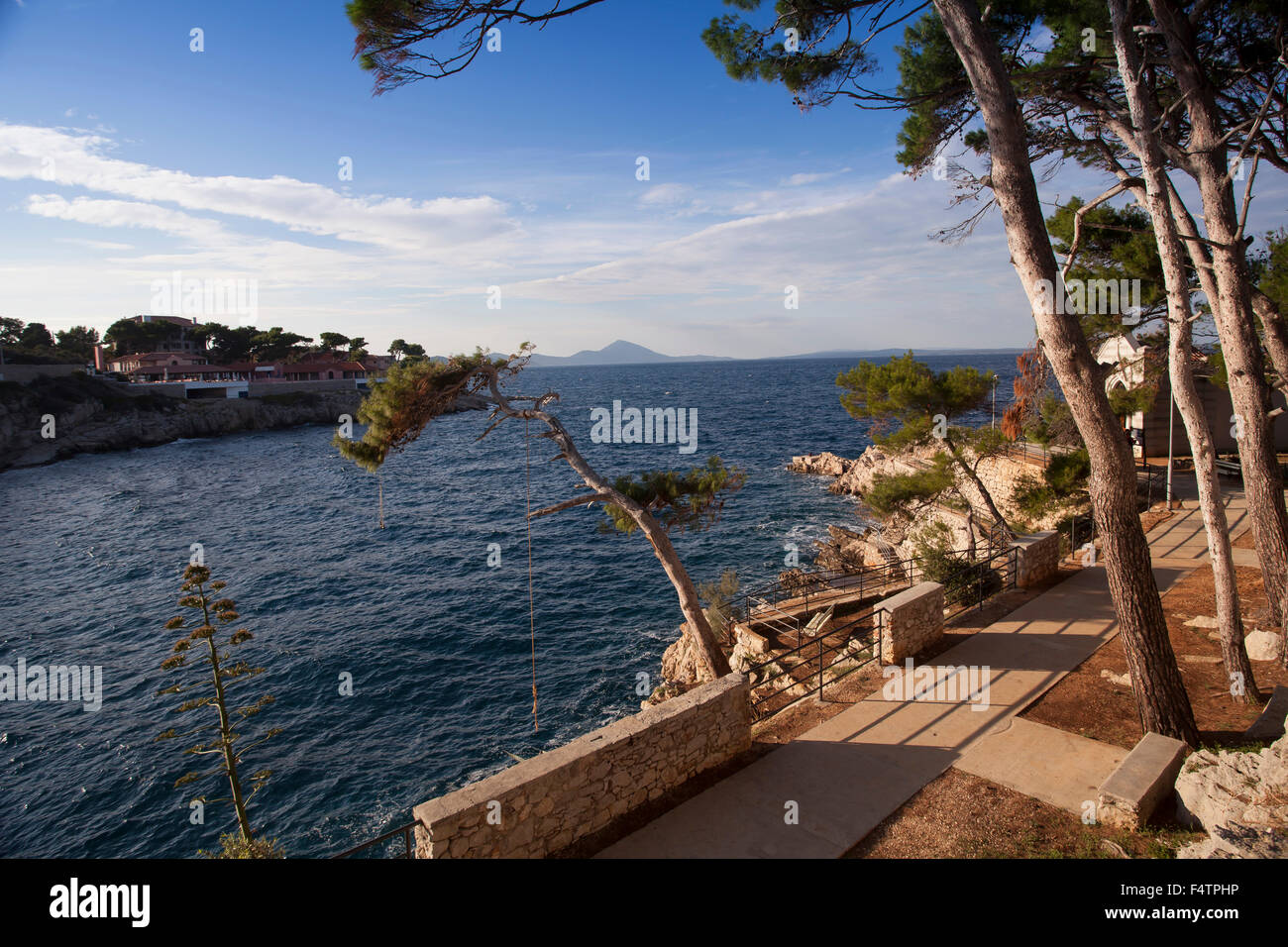 Blick auf die Hafeneinfahrt von Veli Losinj, Insel Cres, Kroatien Stockfoto