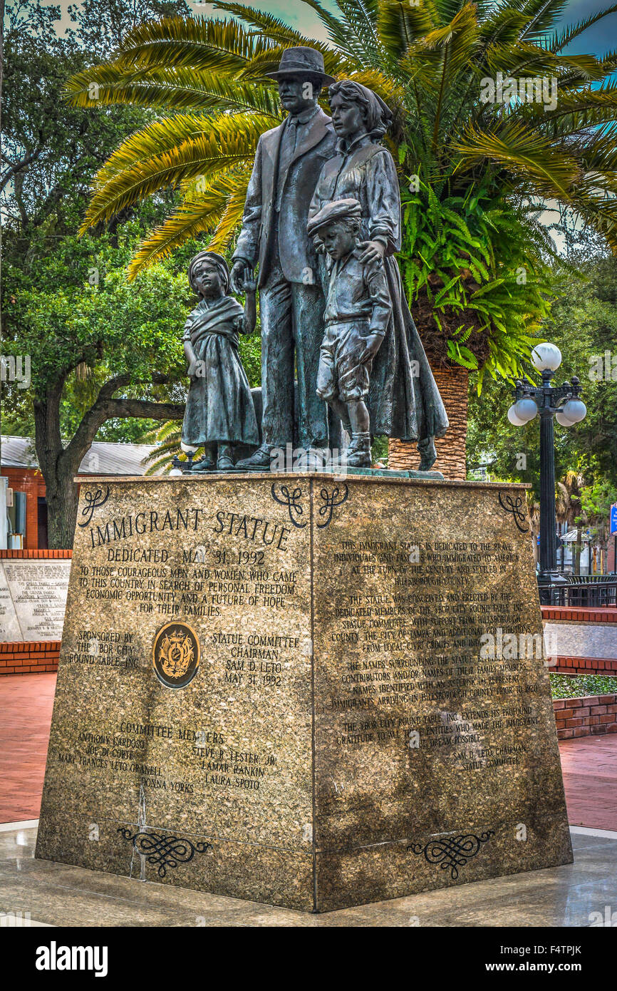 Immigrant Statue zeigt Familie von vier in Bronze auf einem Marmorsockel im Centennial Park, gewidmet dem Mut der Einwanderer, Ybor City, FL Stockfoto