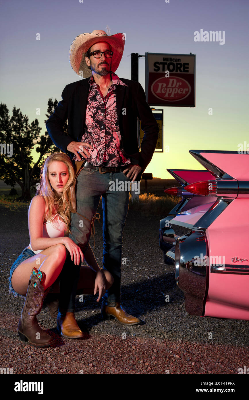 Amerikanische Traumlandschaften, Pink Cadillac, paar posiert mit Cadillac Stockfoto