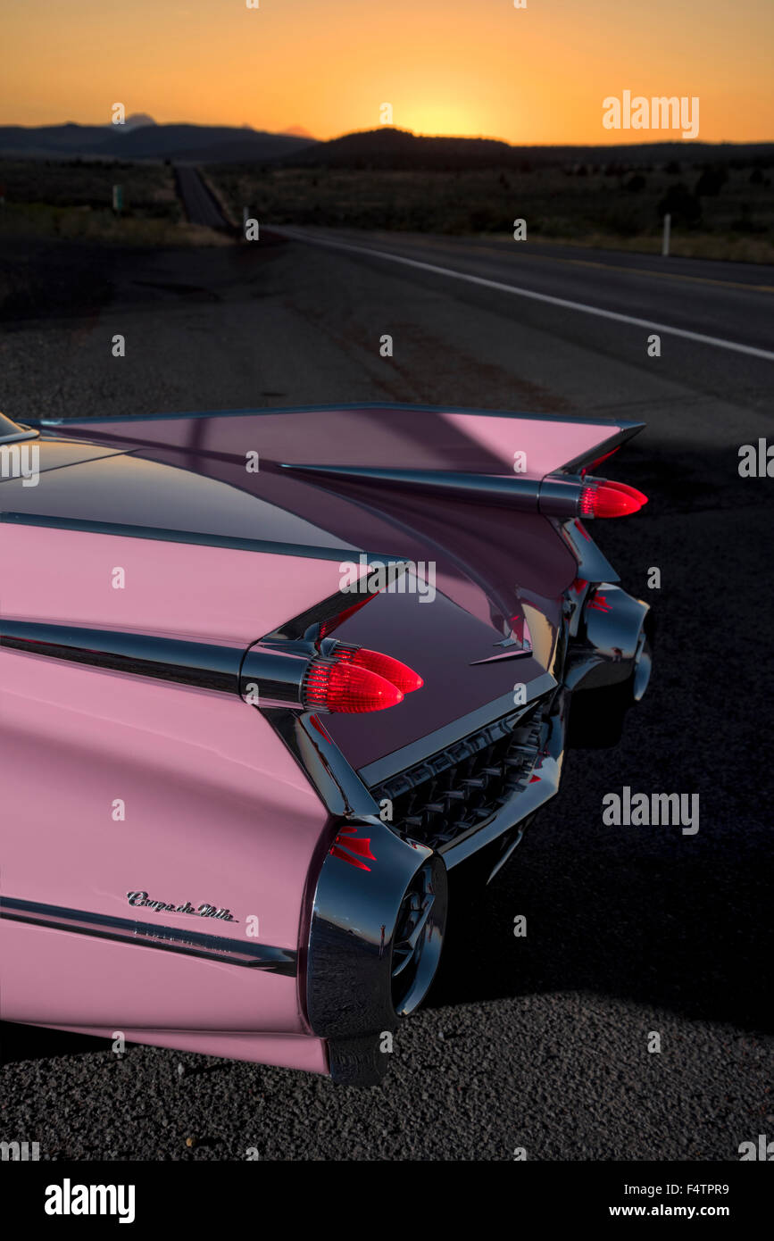 Amerikanische Traumlandschaften, Pink Cadillac am Highway 20, Oregon Stockfoto