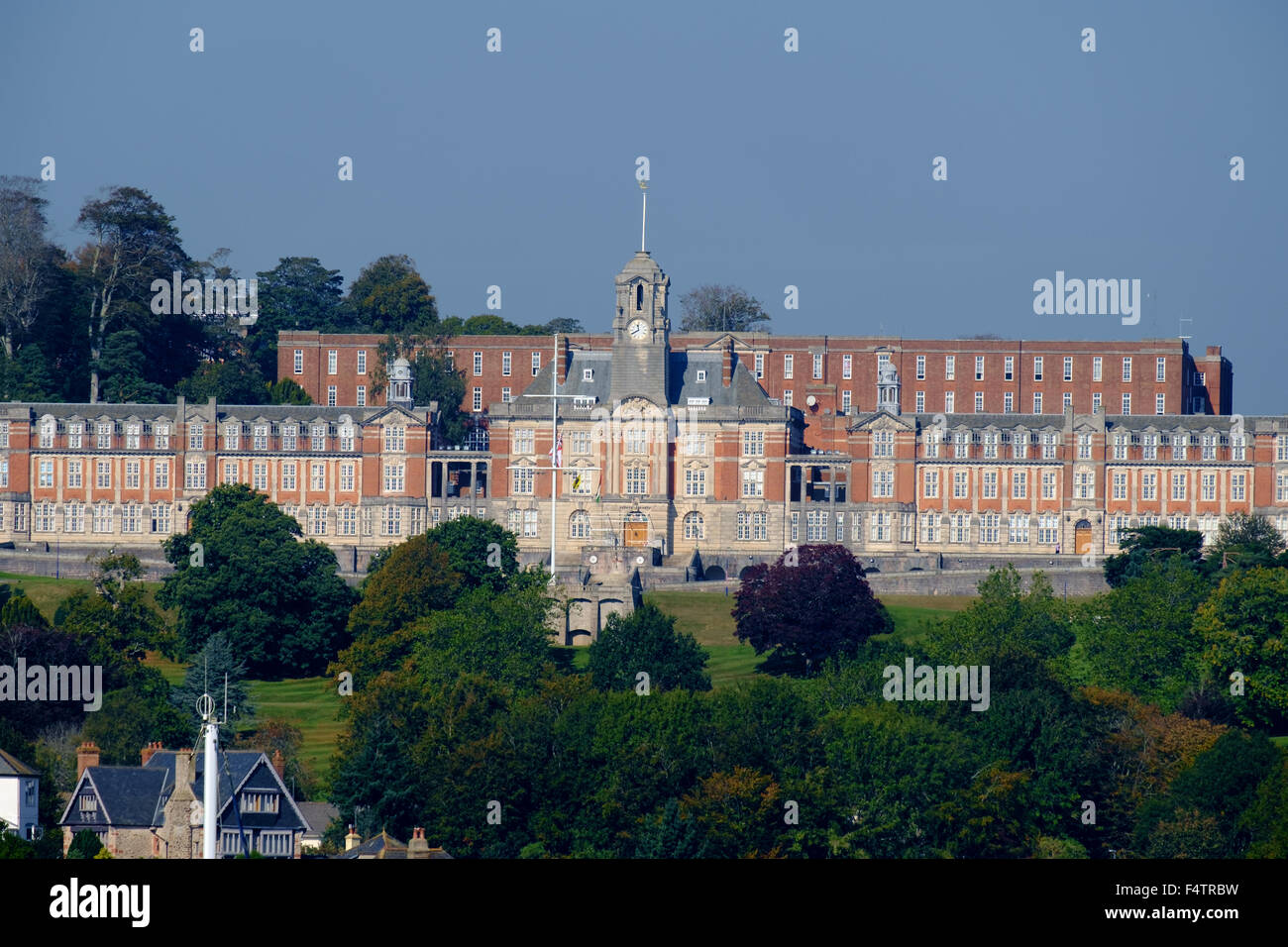 Britannia Royal Naval College (BRNC) bekannt als Dartmouth, ist die Naval Academy des Vereinigten Königreichs und der Erste Offizier Ausbildung Stockfoto