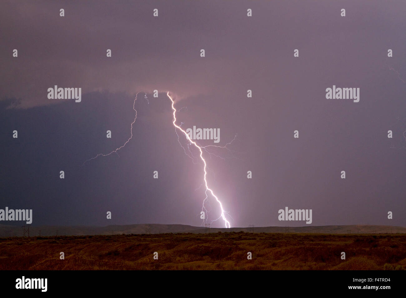 Blitzeinschlag in den Himmel über Boise, Idaho, USA. Stockfoto