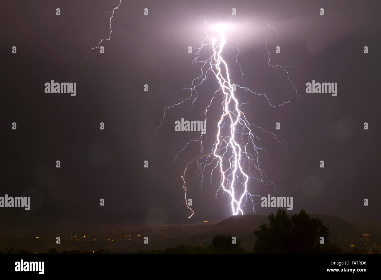 Blitzeinschlag in den Himmel über Boise, Idaho, USA. Stockfoto