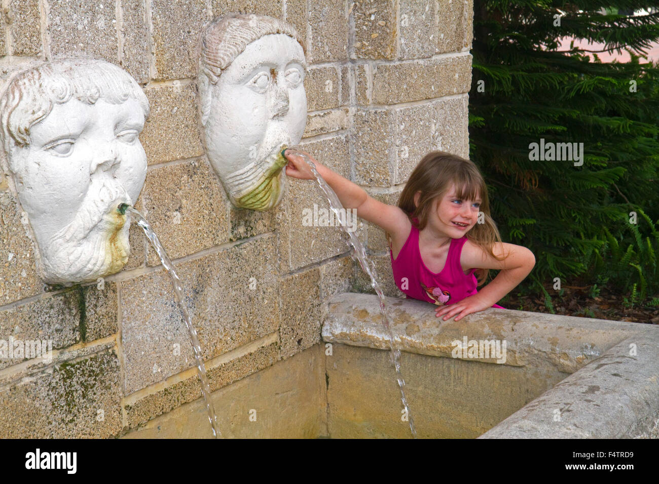 Fünf Jahre altes Mädchen spielen in einem Wasserbrunnen in St. Augustine, Florida, USA Stockfoto