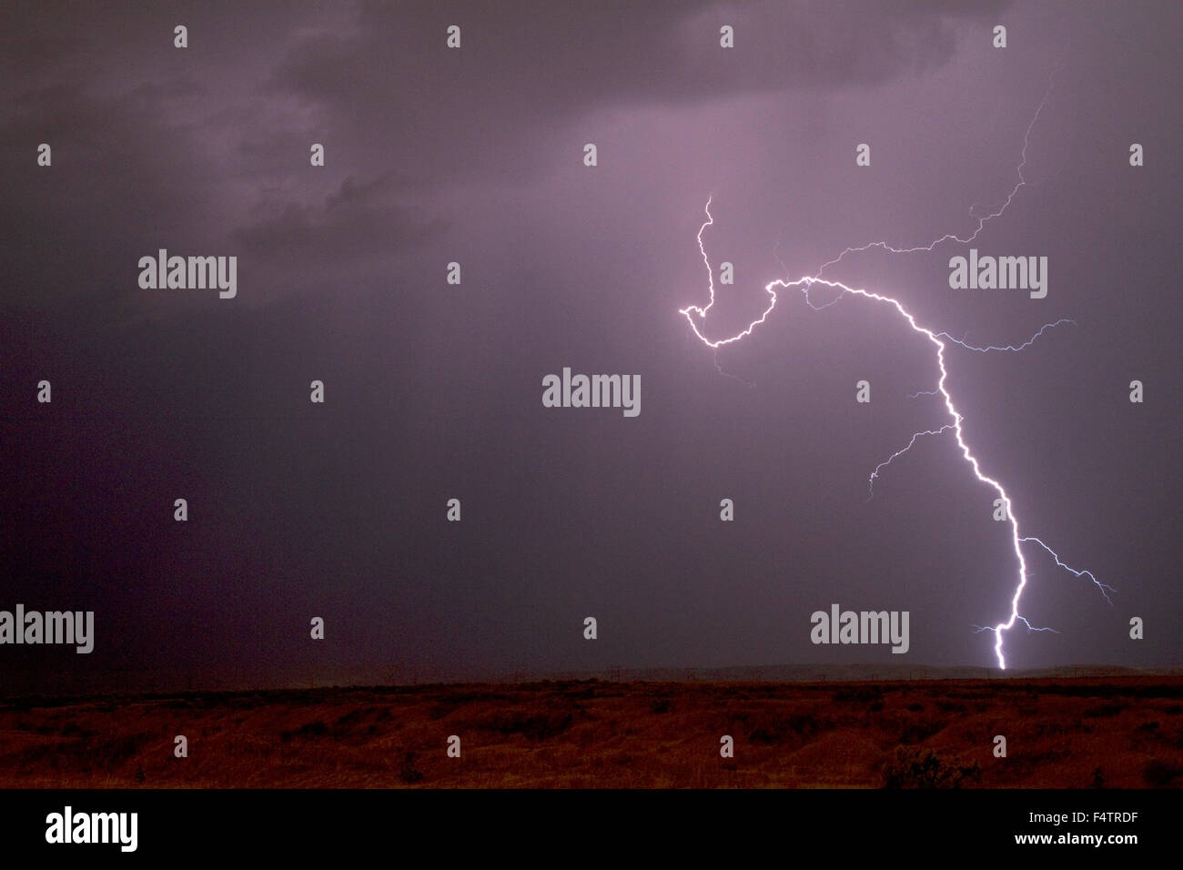 Blitzeinschlag in den Himmel über Boise, Idaho, USA. Stockfoto