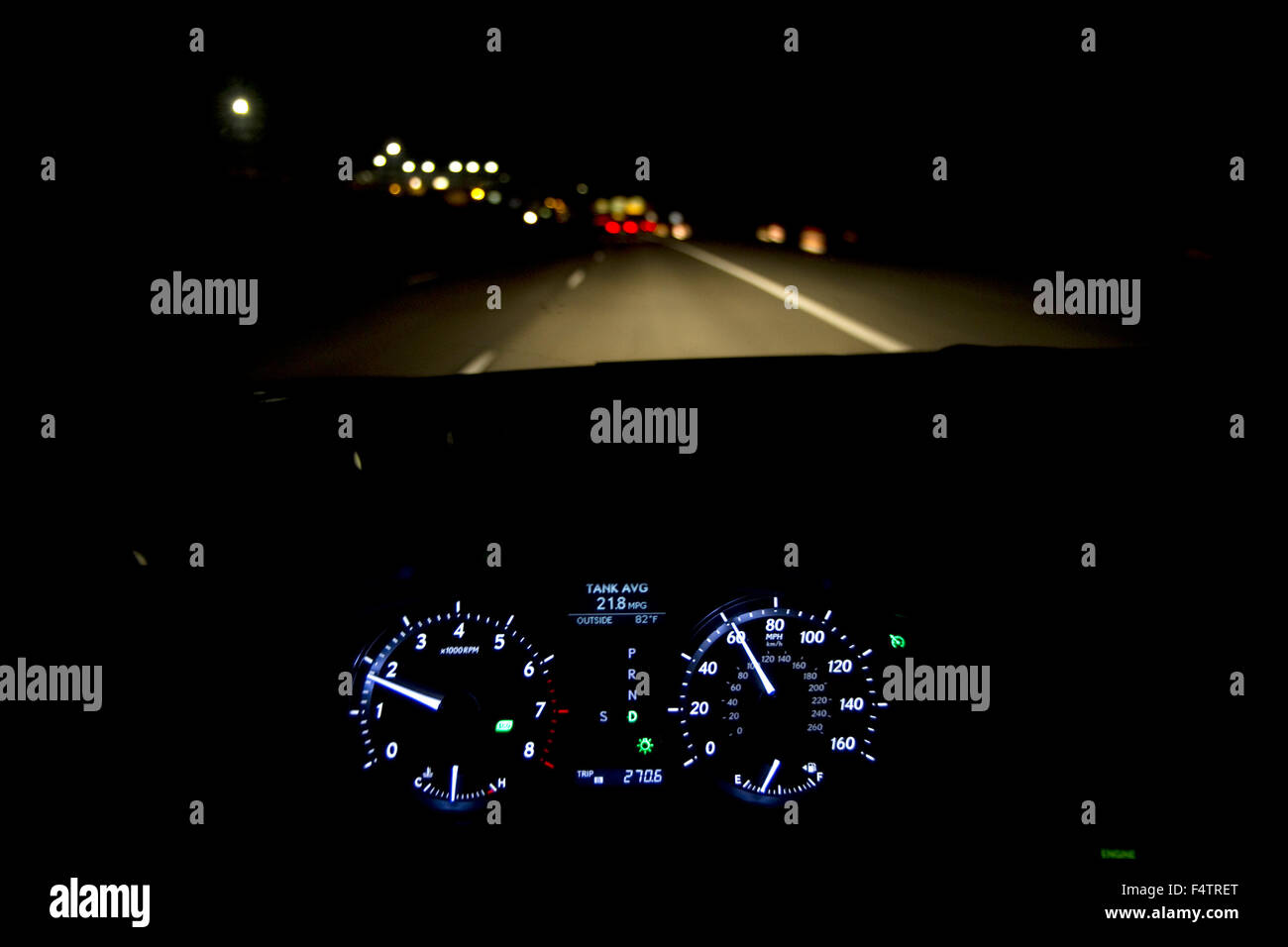 Auge Sicht des Fahrers auf Armaturenbrett und Autobahn bei Nacht in Ada County, Idaho, USA. Stockfoto