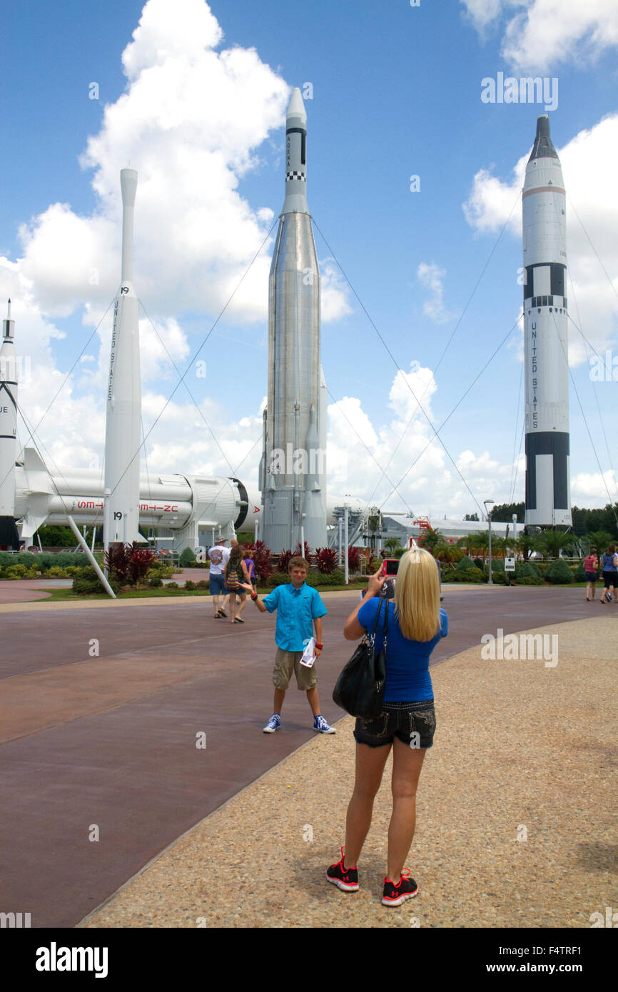 Touristen fotografieren im Rocket Garden am John F. Kennedy Space Center, Merritt Insel, Florida, USA. Stockfoto