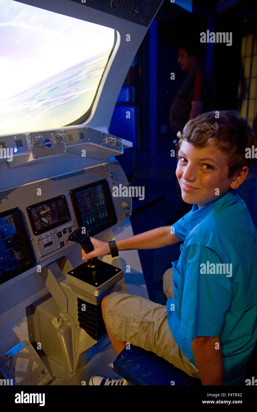 Junge mit einem Flugsimulator am John F. Kennedy Space Center, Merritt Insel, Florida, USA. Stockfoto