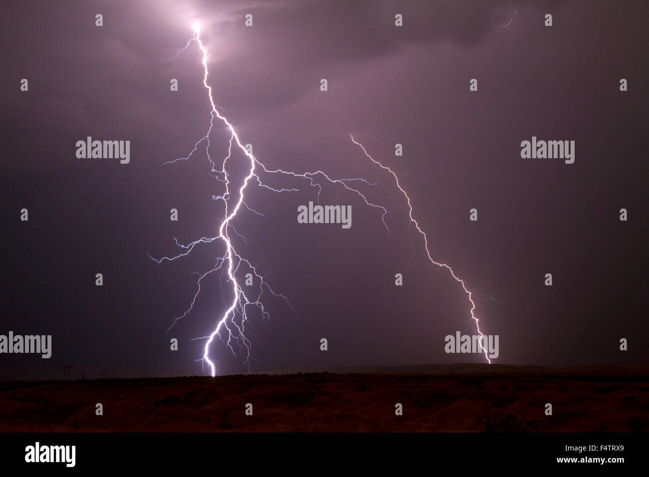 Blitzeinschlag in den Himmel über Boise, Idaho, USA. Stockfoto