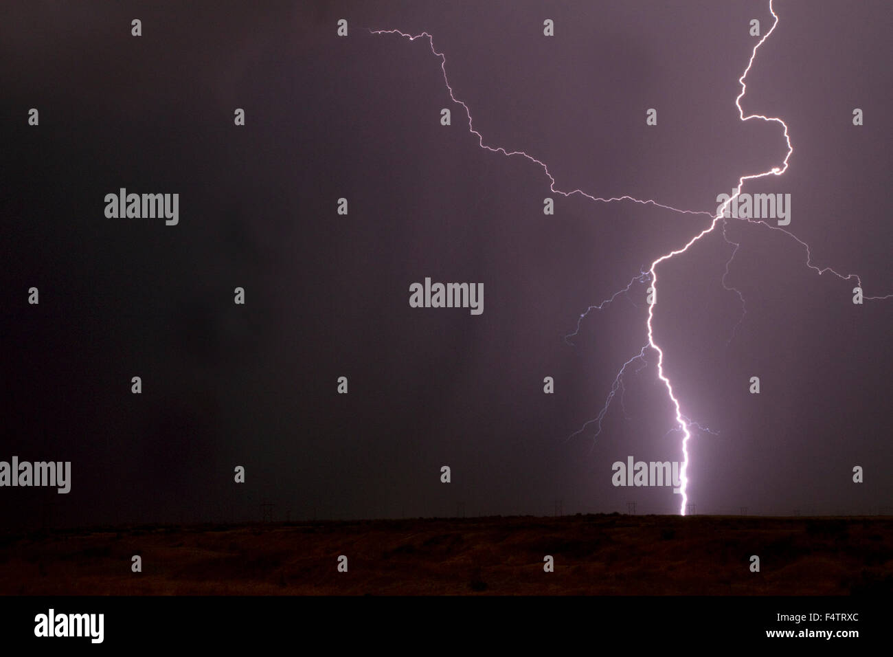 Blitzeinschlag in den Himmel über Boise, Idaho, USA. Stockfoto