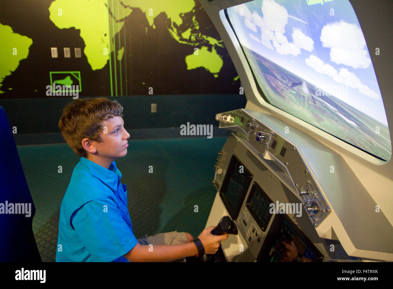 Junge mit einem Flugsimulator am John F. Kennedy Space Center, Merritt Insel, Florida, USA. Stockfoto