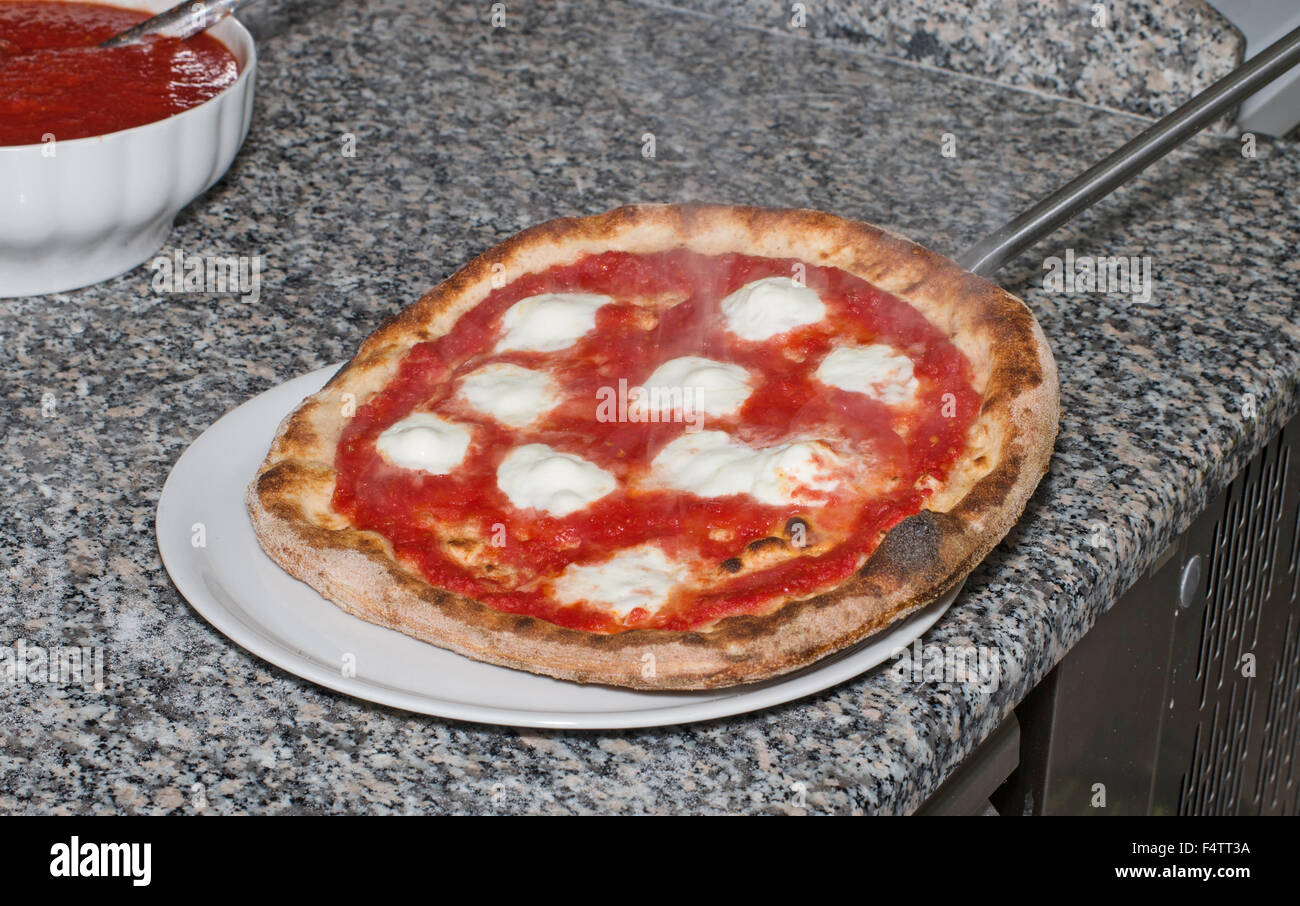 Italienische Pizza Margherita mit Büffel-Mozzarella-Käse Stockfoto