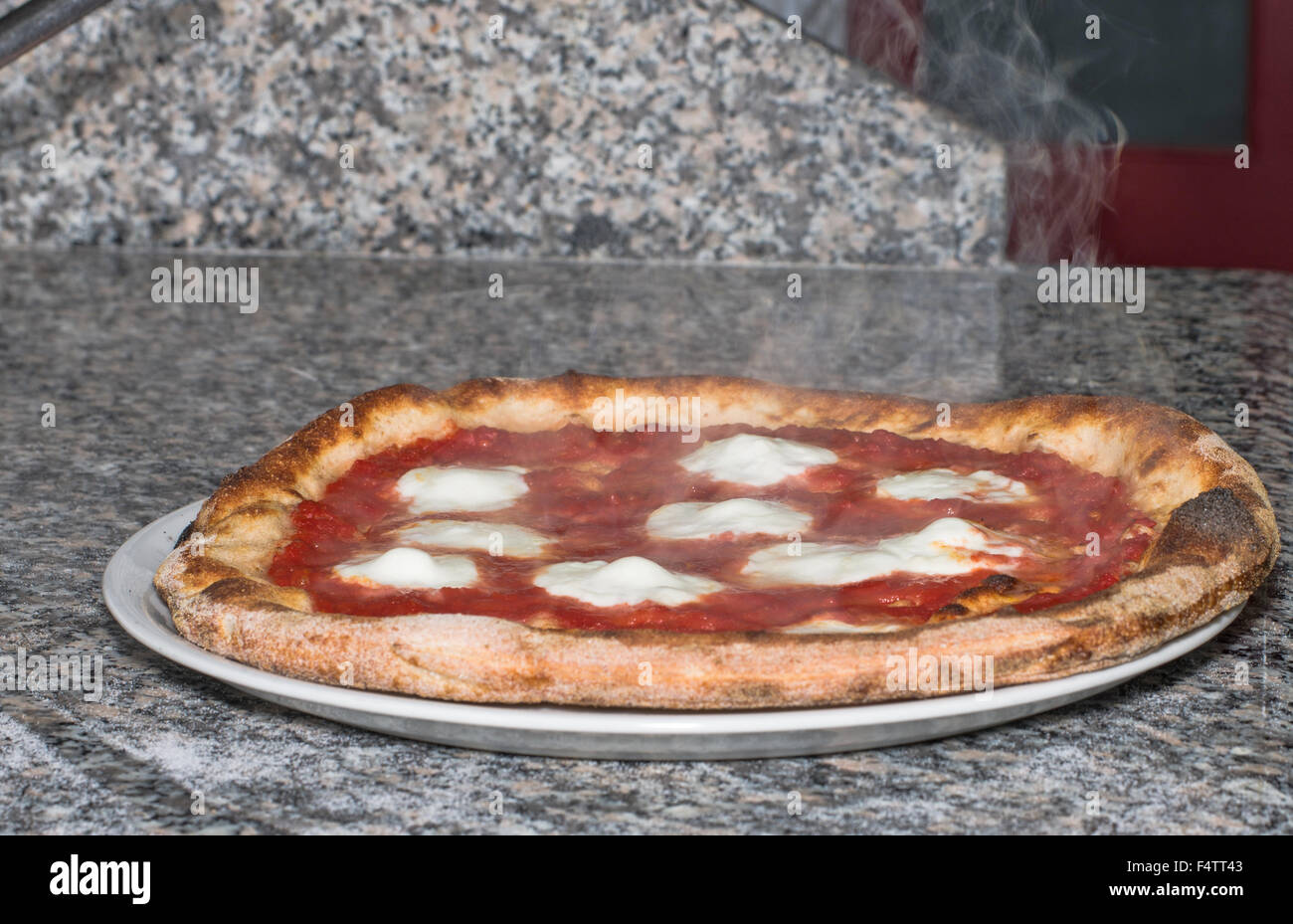 Italienische Pizza Margherita mit Büffel-Mozzarella-Käse Stockfoto