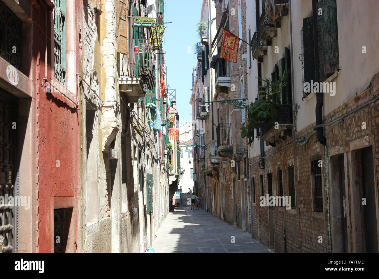 Eine leere Straße mit Baloneys in Venedig, Italien Stockfoto
