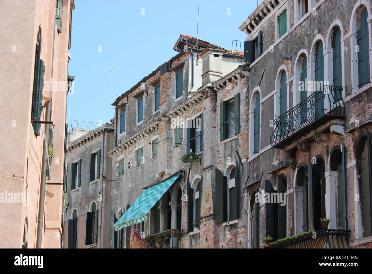 Eine Reihe von Häusern in Venedig, Italien Stockfoto