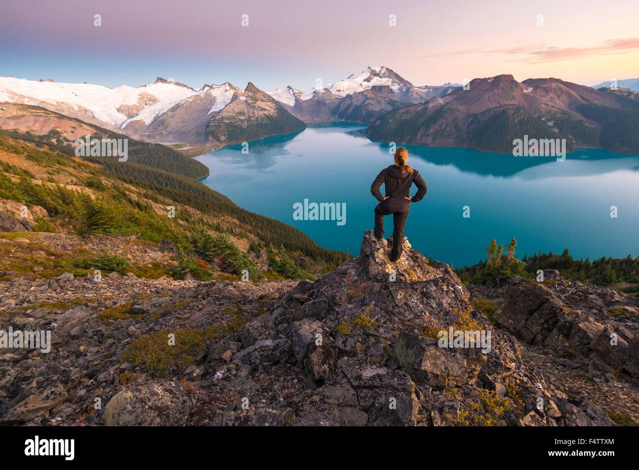 Ein junge athletische weibliche Wanderer nimmt in der Ansicht von Garibaldi See, Garibaldi Provincial Park, BC, Kanada Stockfoto