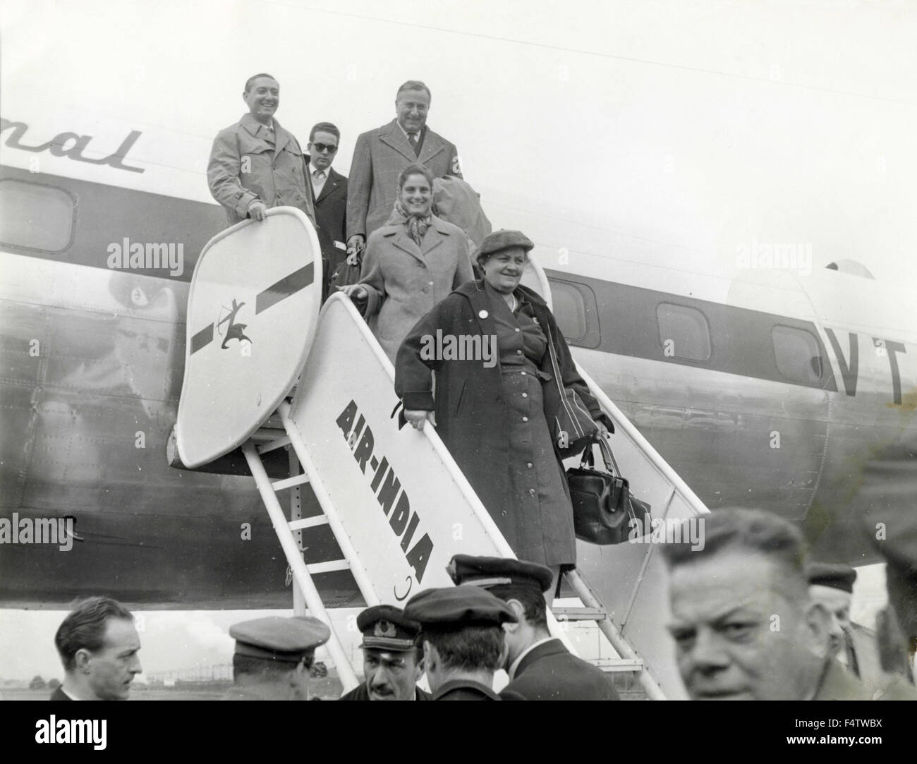 Eine berühmte Frau steigt aus einem Flugzeug Stockfoto