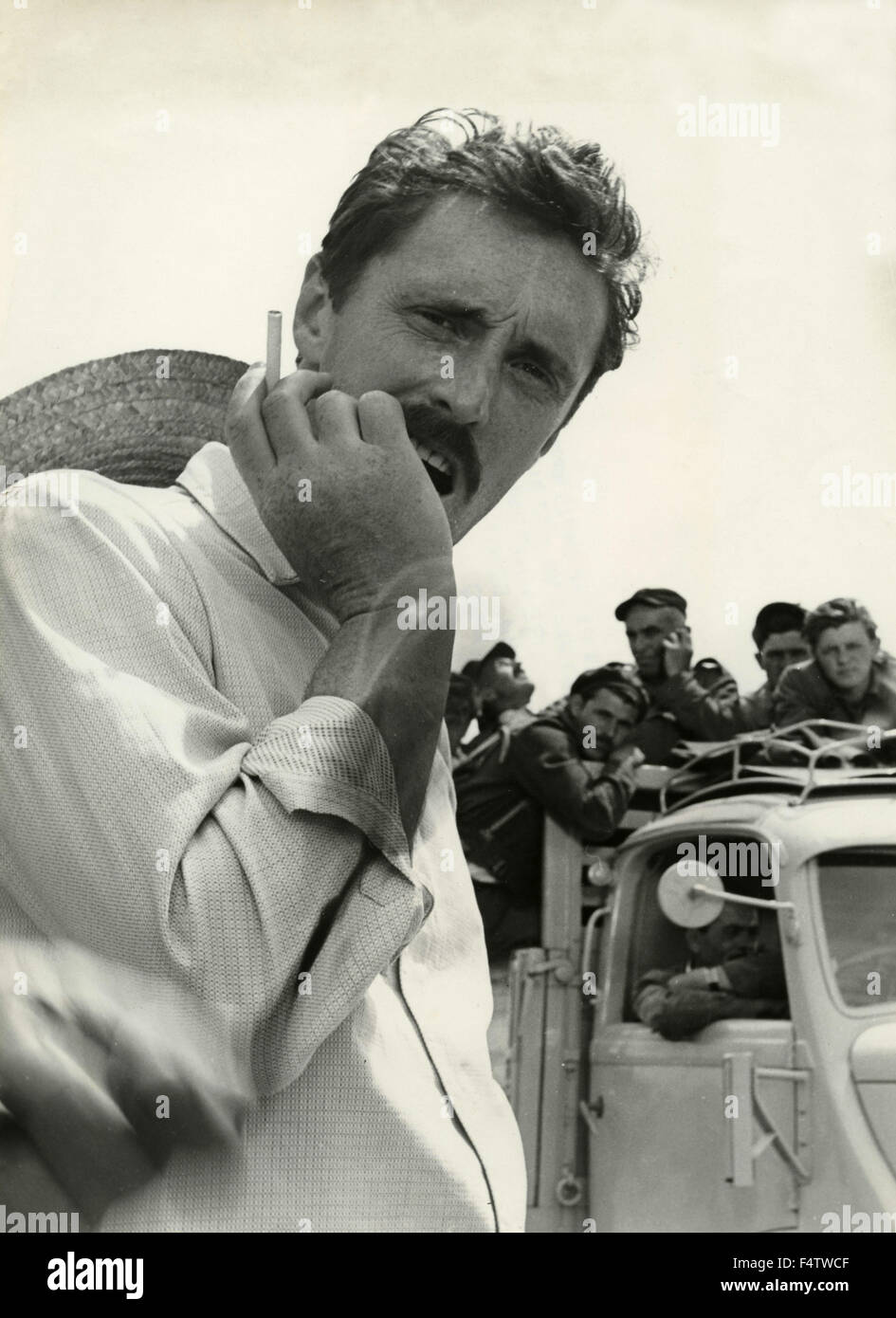 Der italienische Regisseur Pietro Germi mit Sombrero und Zigarette Stockfoto