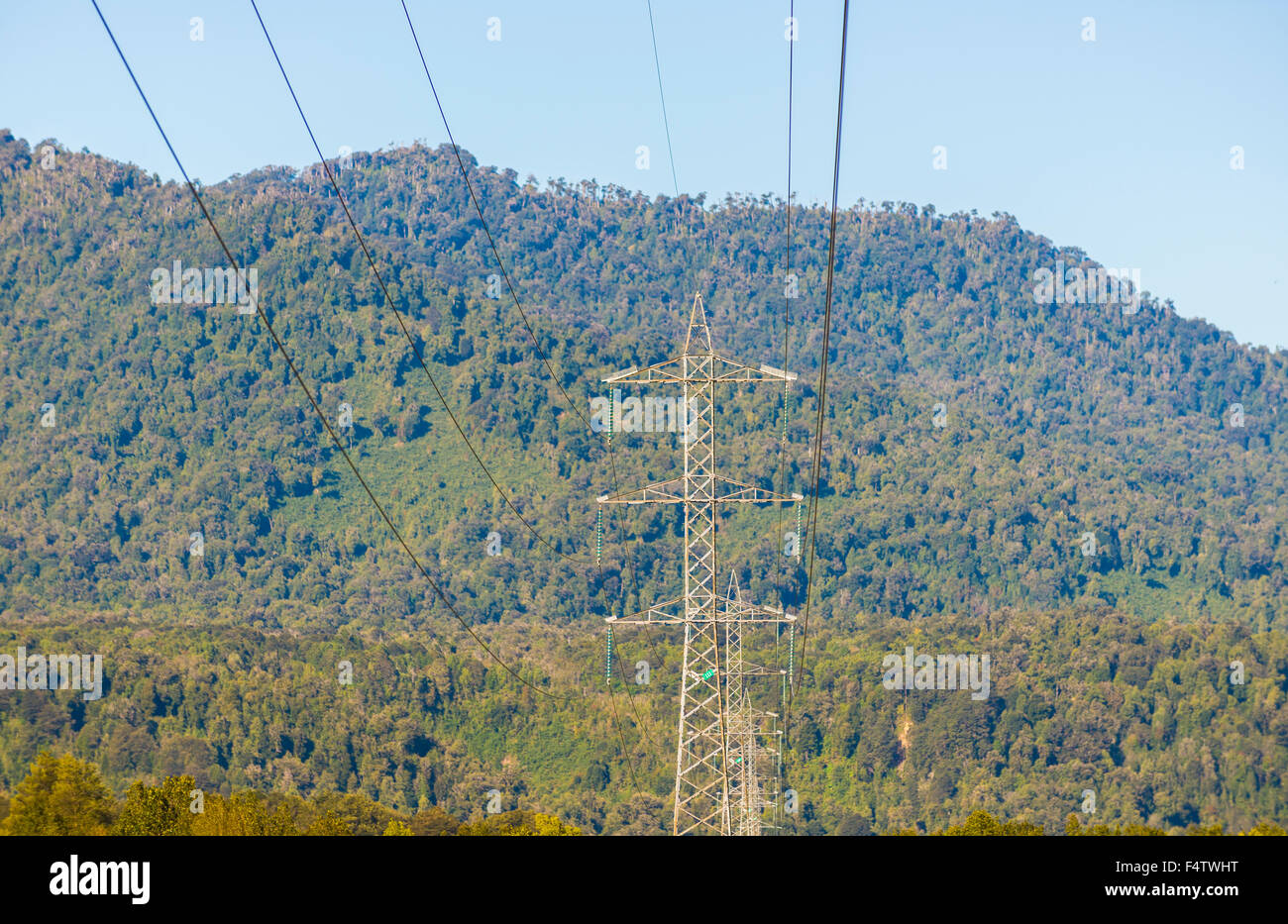 Funkübertragung de Energia, Kabel de Electricidad.  Region de Los Lagos. Stockfoto