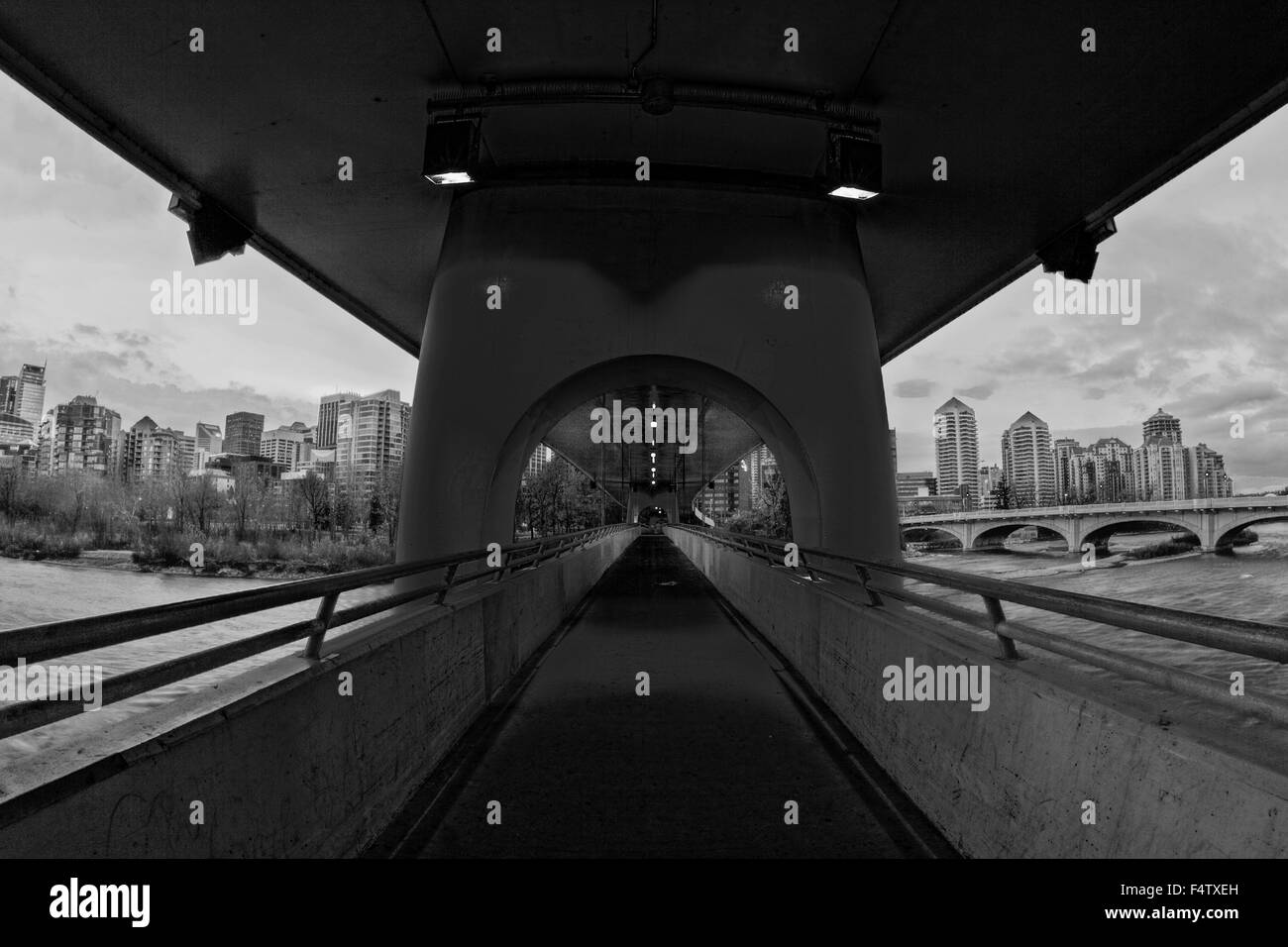 Sunnyside C-Train Bridge Unterdeck Fußgängerbrücke in die Innenstadt von Calgary Alberta Kanada, urban City Center im Hintergrund Stockfoto