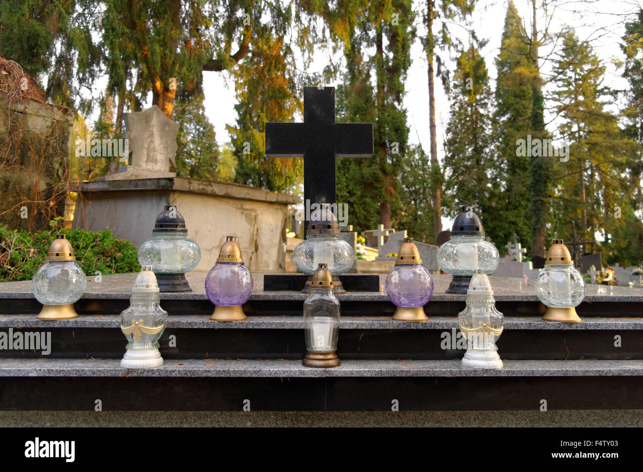Viele Kerzen Auf Dem Grab Auf Friedhof Stockfotografie Alamy viele-kerzen-auf-dem-grab-auf-friedhof-stockfotografie-alamy