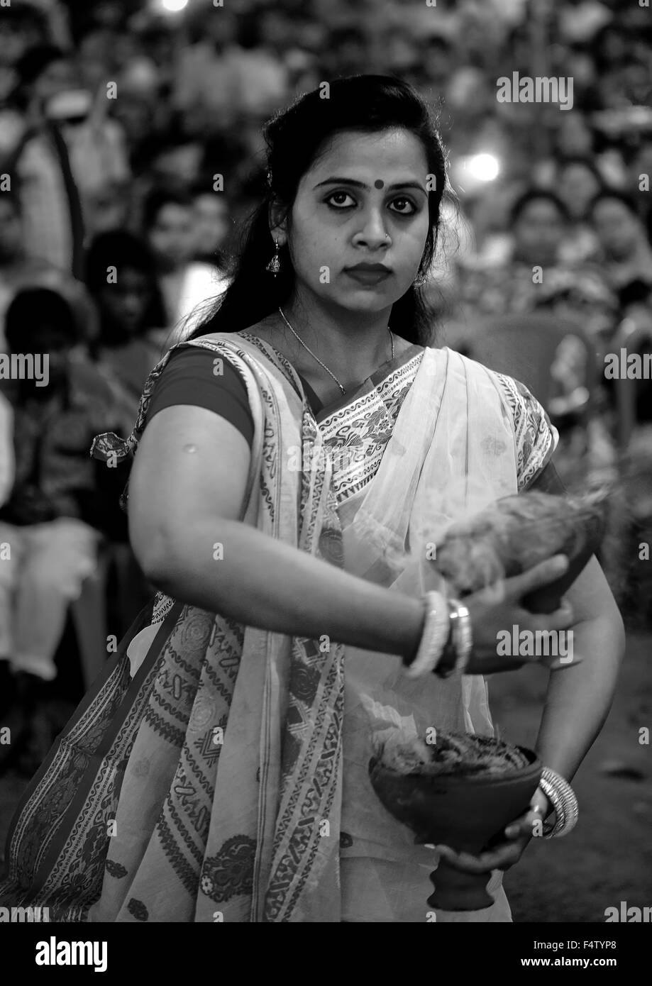 Traditionellen Bengali Frau, die Durchführung der Dhunuchi Tanz während der Durga Puja Festival in Indien Stockfoto