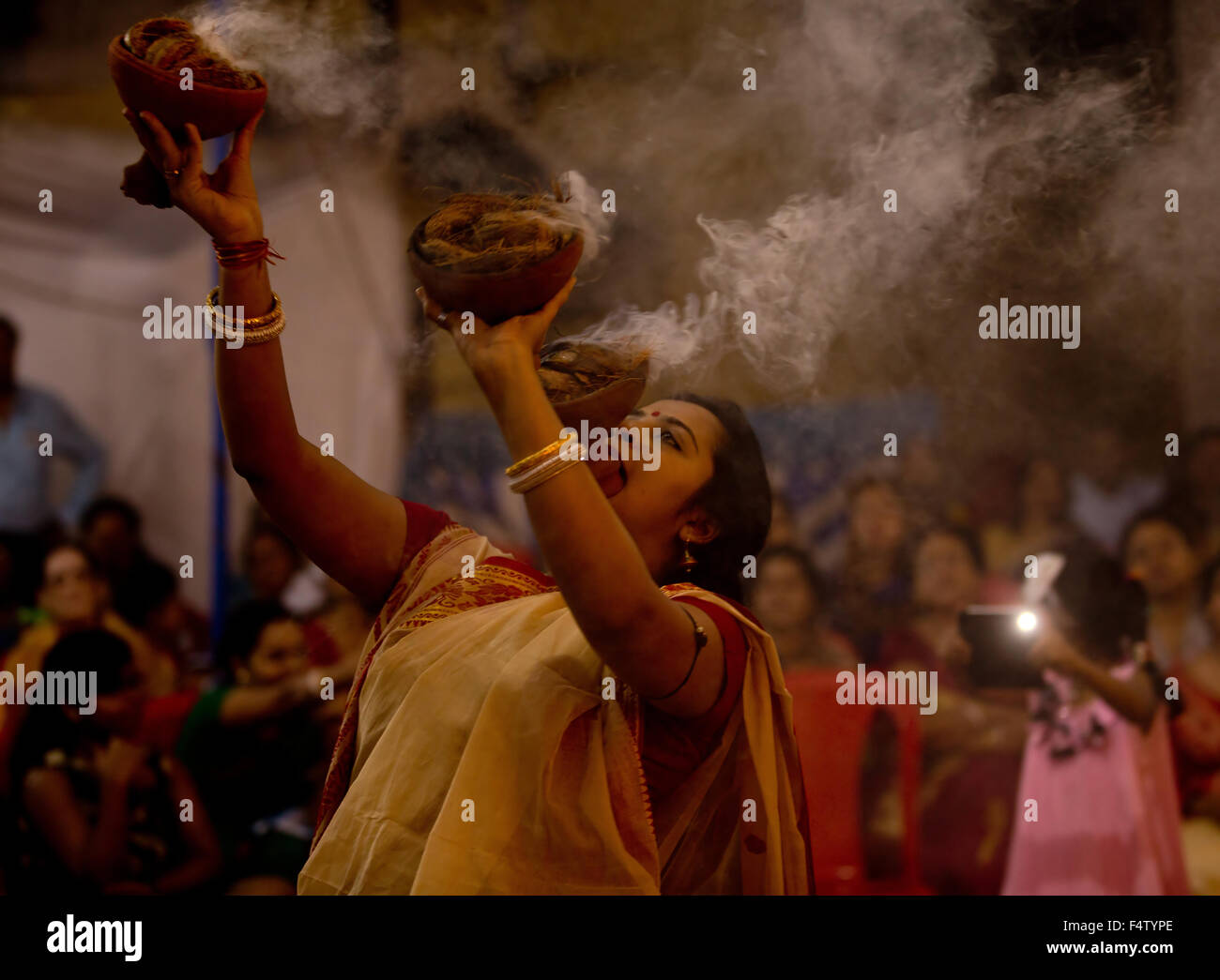 Traditionellen Bengali Frau, die Durchführung der Dhunuchi Tanz während der Durga Puja Festival in Indien Stockfoto