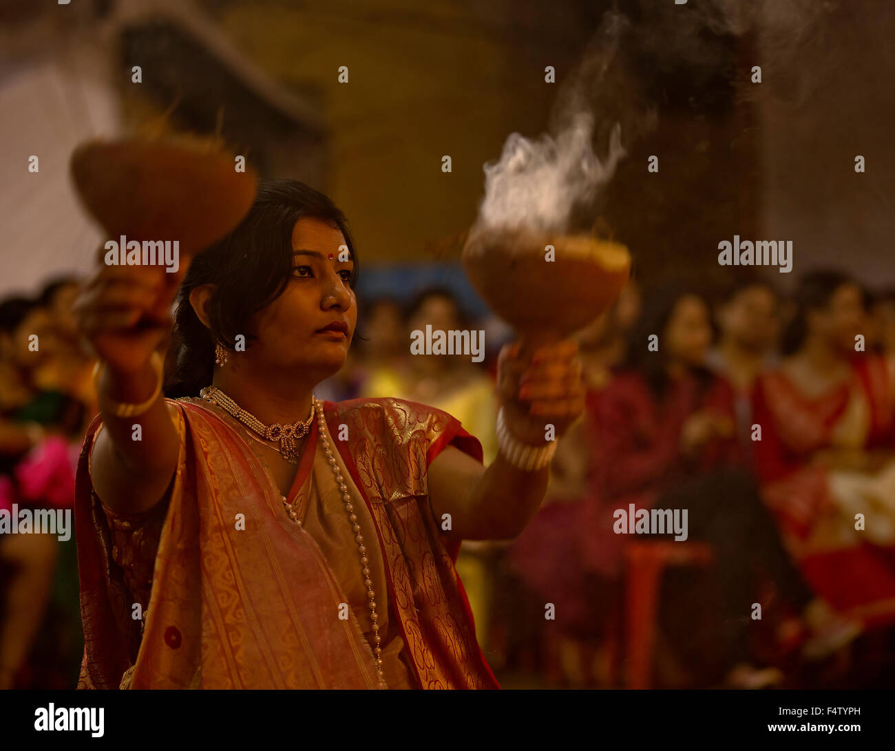 Traditionellen Bengali Frau, die Durchführung der Dhunuchi Tanz während der Durga Puja Festival in Indien Stockfoto