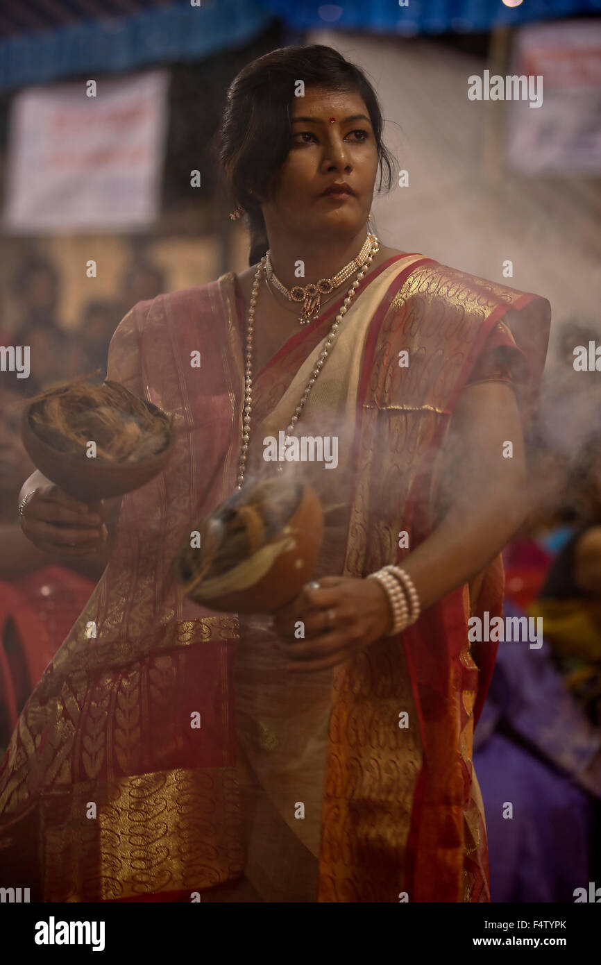 Traditionellen Bengali Frau, die Durchführung der Dhunuchi Tanz während der Durga Puja Festival in Indien Stockfoto