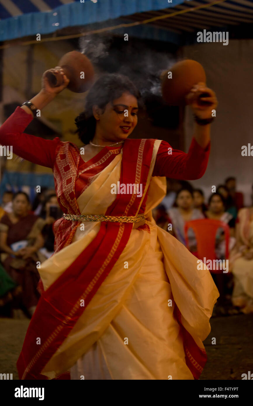 Traditionellen Bengali Frau, die Durchführung der Dhunuchi Tanz während der Durga Puja Festival in Indien Stockfoto