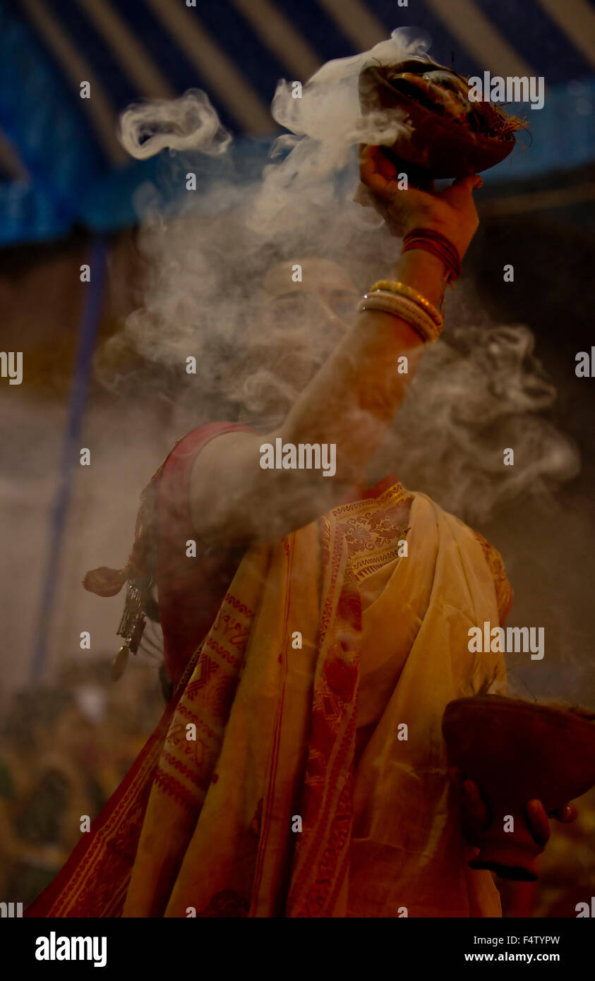 Traditionellen Bengali Frau, die Durchführung der Dhunuchi Tanz während der Durga Puja Festival in Indien Stockfoto