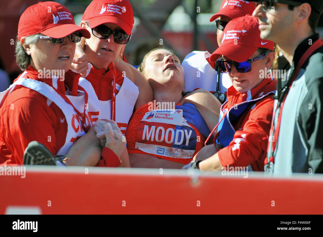 Augenblicke nach dem Überqueren der Ziellinie und Unterdrücken im Jahr 2015 Chicago Marathon, Tera Moody aus der Kurs durchgeführt wird. Chicago, Illinois, USA. Stockfoto