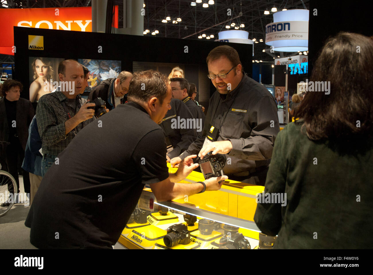 New York, USA. 22. Oktober 2015. Die Ausgabe von PhotoPlus Expo 2015 ist im Gange. Tausende von Fotografen sammelten sich in New York zum Anzeigen der neuesten Fotoausrüstung, um panel-Diskussionen von Experten in der Fotoindustrie, Seminare zu besuchen, gehen Sie auf Foto Spaziergänge in verschiedenen Nachbarschaften zu hören. Auf dem Boden der Konvention sind Foto-Setups mit Modellen, Theater und mehr als hundert Anbieter zeigen ihre Produkte. Bildnachweis: Karen I. Hirsch/ZUMA Draht/Alamy Live-Nachrichten Stockfoto