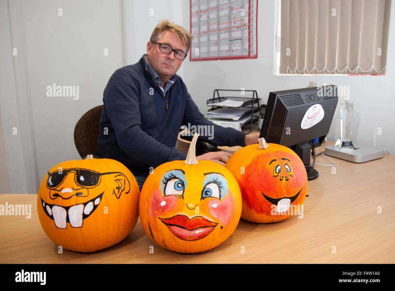 Southport, Merseyside, England 22. Oktober 2015. Herr Norman Wallis, Manager/Besitzer des Pleasureland Kinderfreizeitpark, leitet die Geschäfte für den Happy Halloween-Event, als die Stadt verwandelt sich in Spookport, Großbritanniens größte Halloween-fest.  Pleasureland Personal wird in Happy und beängstigend Zahlen für Spaß-Suchende Familien in der Entertainment-Komplex während der Halbzeit einwöchige Stadt-weiten Feier umgewandelt werden.  Bildnachweis: MarPhotographics/Alamy Live-Nachrichten Stockfoto