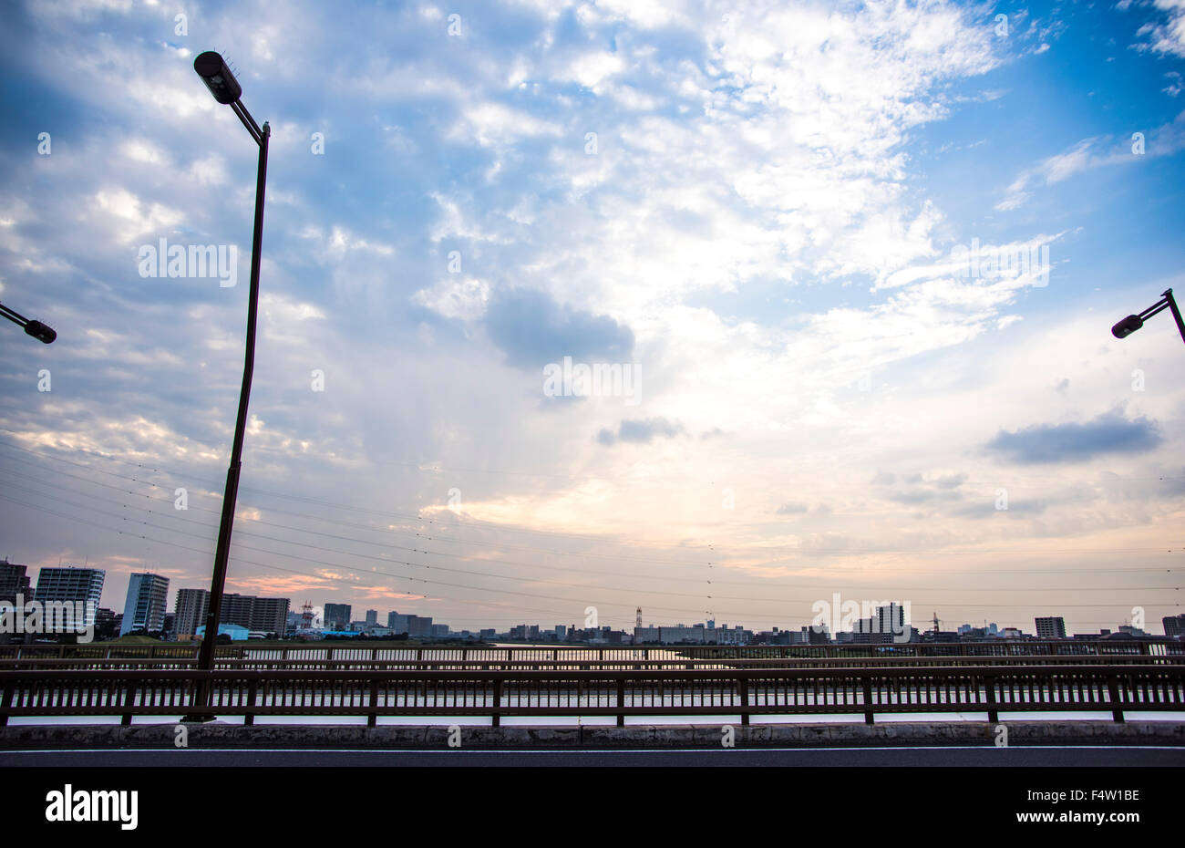 Daishihashi Brücke verbindet über Tamagawa Fluss, Ota-Ku, Tokio und Kawasaki City, Präfektur Kanagawa, Japan Stockfoto