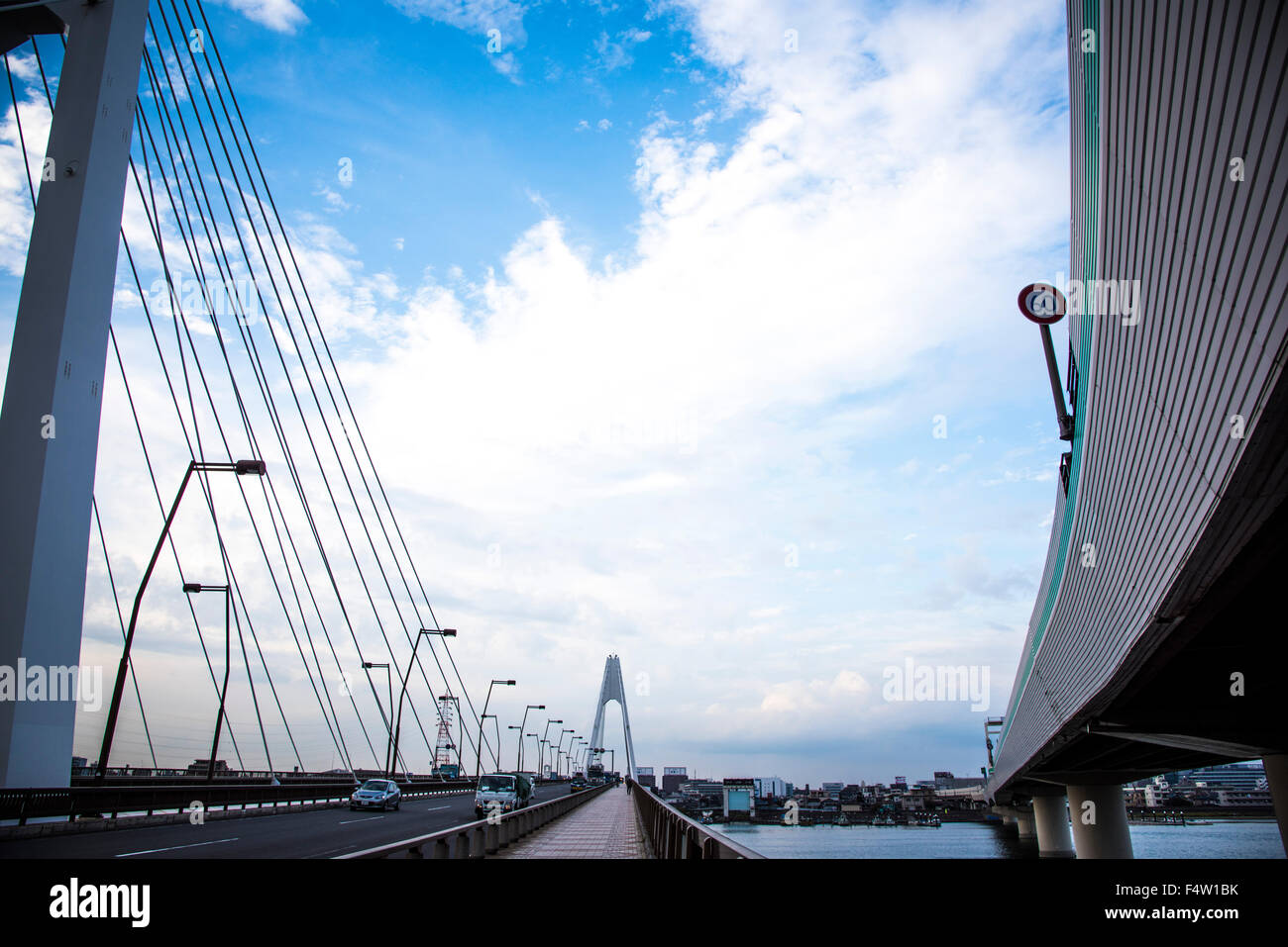 Daishihashi Brücke verbindet über Tamagawa Fluss, Ota-Ku, Tokio und Kawasaki City, Präfektur Kanagawa, Japan Stockfoto