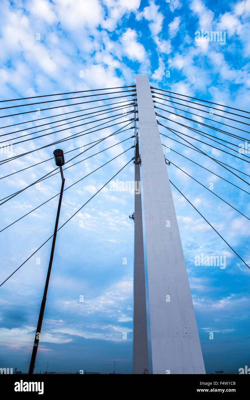 Daishihashi Brücke verbindet über Tamagawa Fluss, Ota-Ku, Tokio und Kawasaki City, Präfektur Kanagawa, Japan Stockfoto