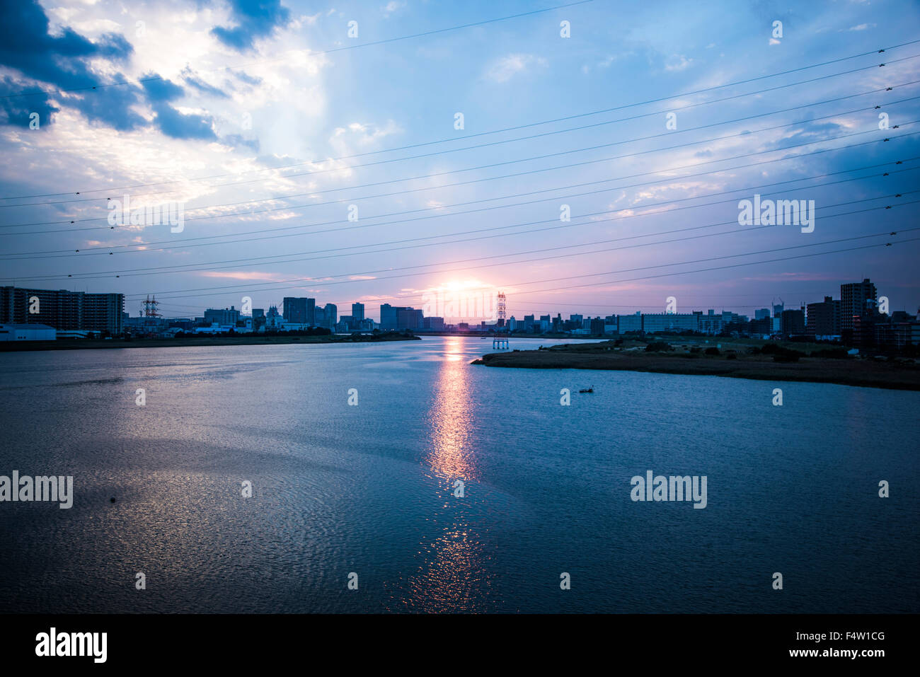Daishihashi Brücke verbindet über Tamagawa Fluss, Ota-Ku, Tokio und Kawasaki City, Präfektur Kanagawa, Japan Stockfoto