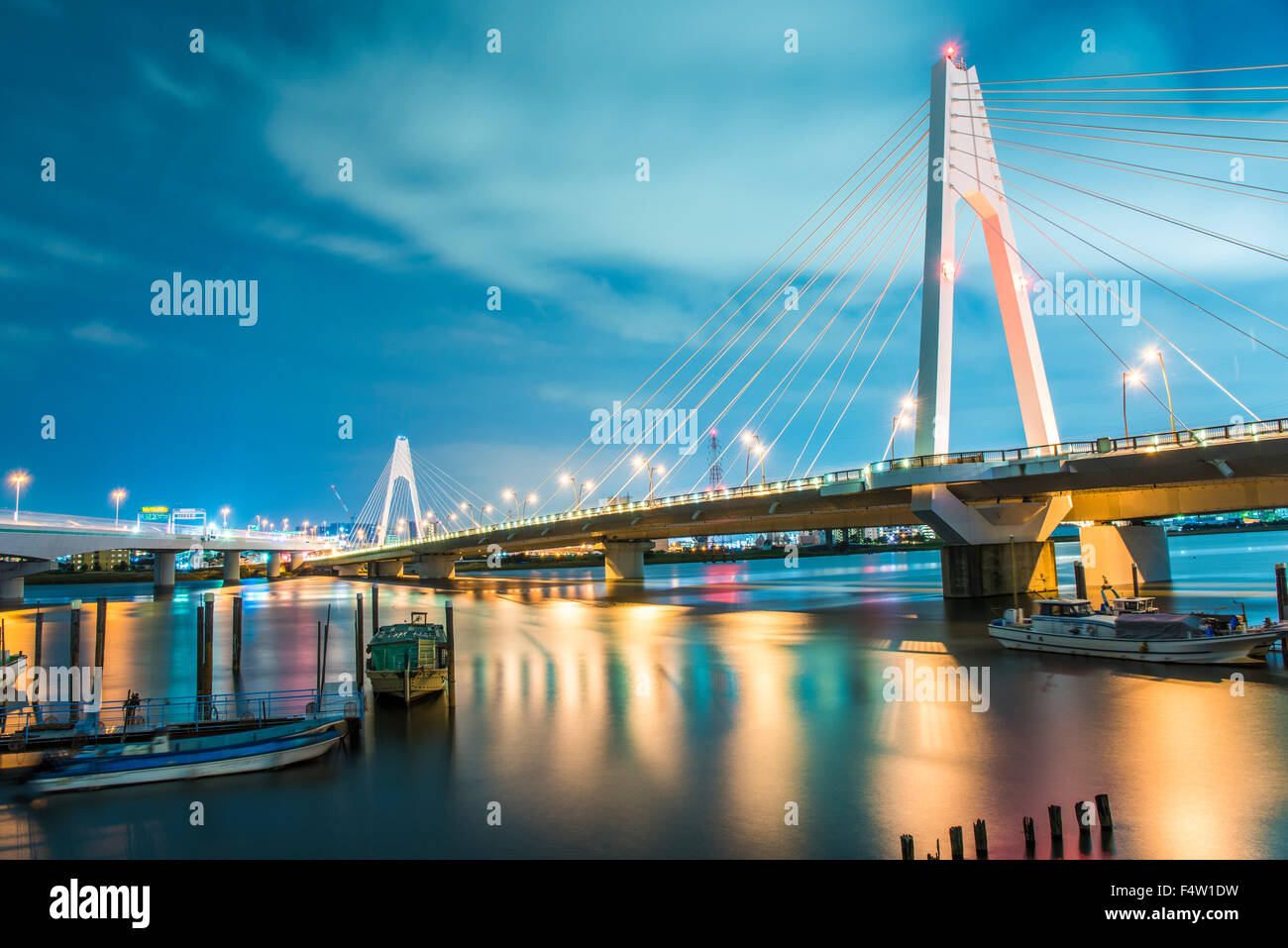 Daishihashi Brücke verbindet über Tamagawa Fluss, Ota-Ku, Tokio und Kawasaki City, Präfektur Kanagawa, Japan Stockfoto