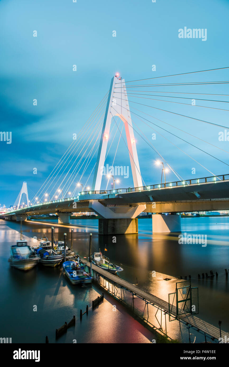 Daishihashi Brücke verbindet über Tamagawa Fluss, Ota-Ku, Tokio und Kawasaki City, Präfektur Kanagawa, Japan Stockfoto