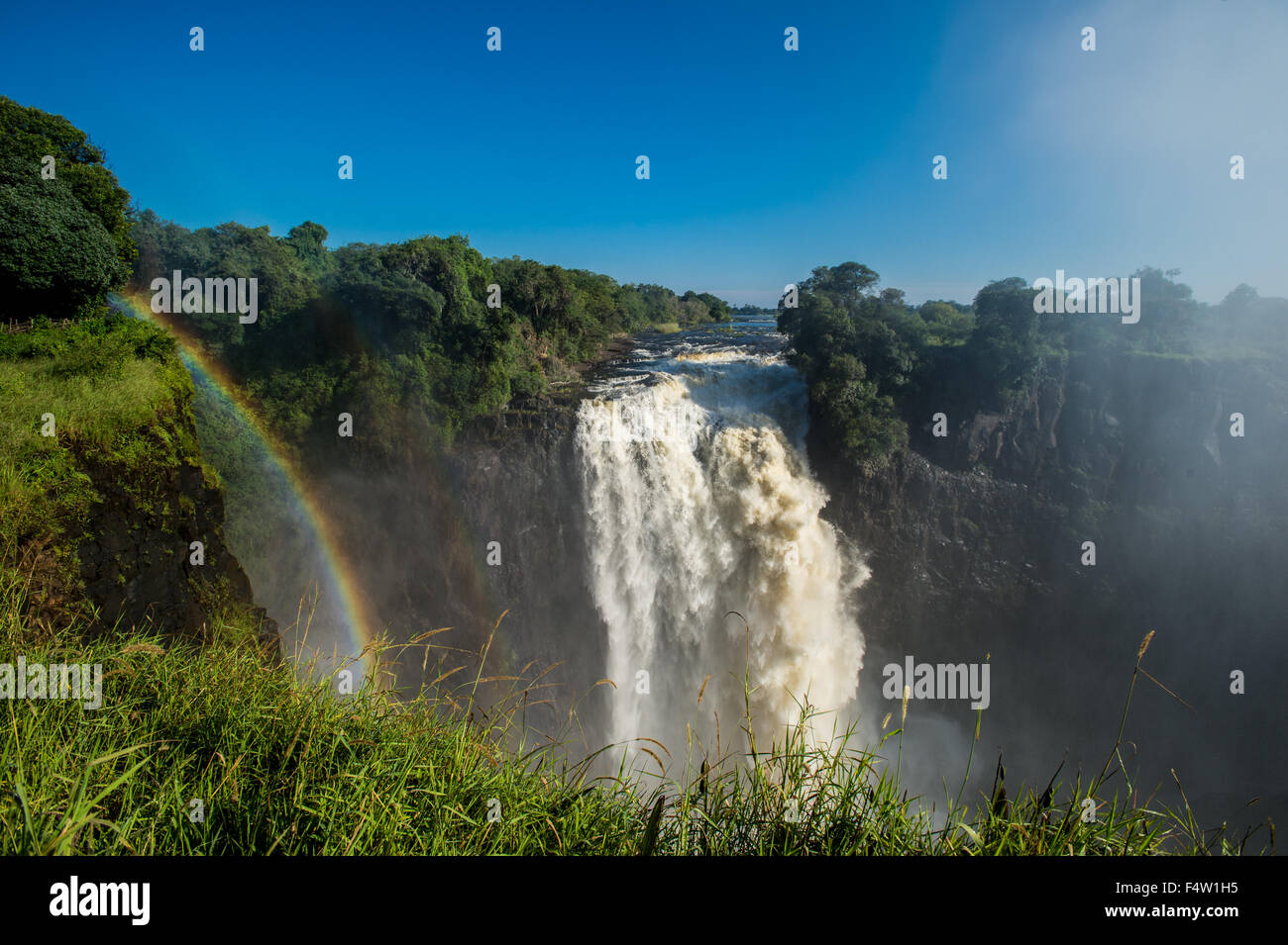 Viktoriafälle, Simbabwe - Victoria Falls Wasserfall mit Regenbogen Stockfoto